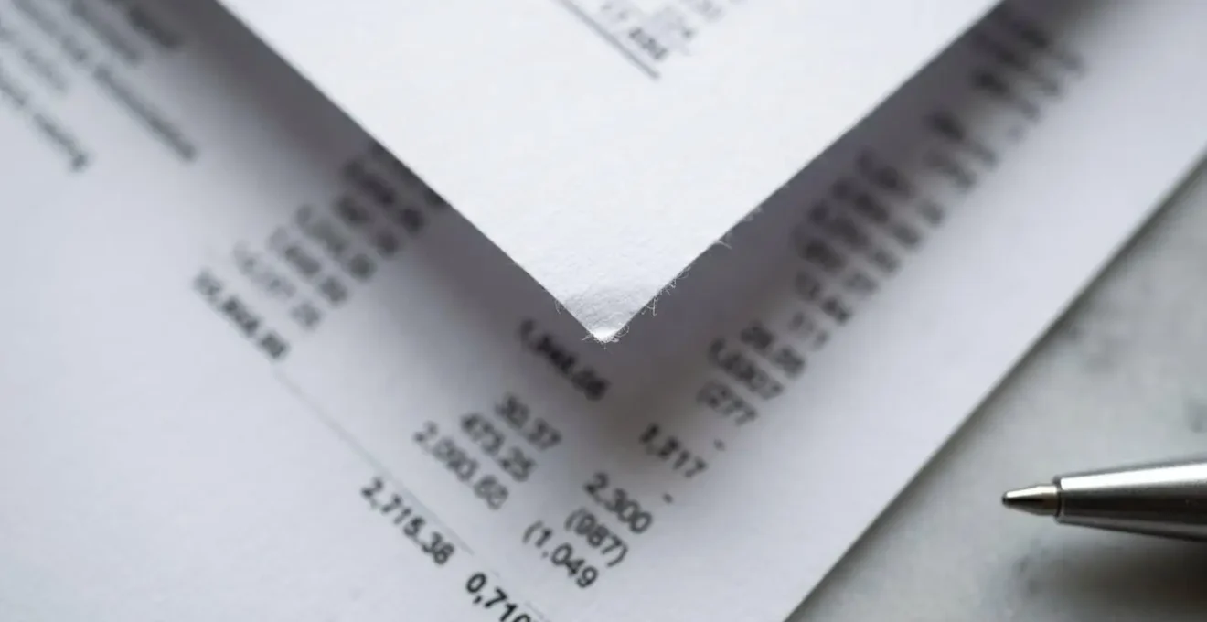 Vue macro de documents financiers comparatifs illustrant l'analyse détaillée des offres de crédit