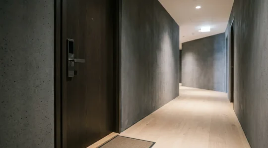 Vue d'ensemble d'une porte d'appartement moderne équipée d'une serrure connectée pour location courte durée